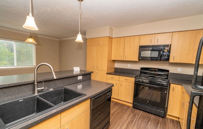 Fully Furnished Kitchen with Island at Lynbrook Apartment Homes and Townhomes, Elkhorn
