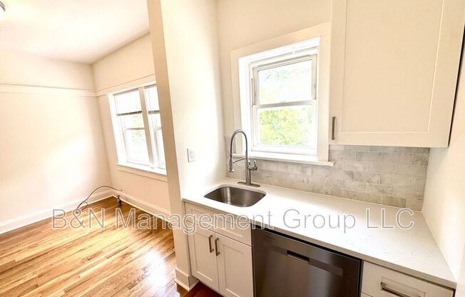 1065 W DAKIN