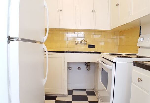 Studio, 1 bath, 601 sqft, $1,275, Unit 303