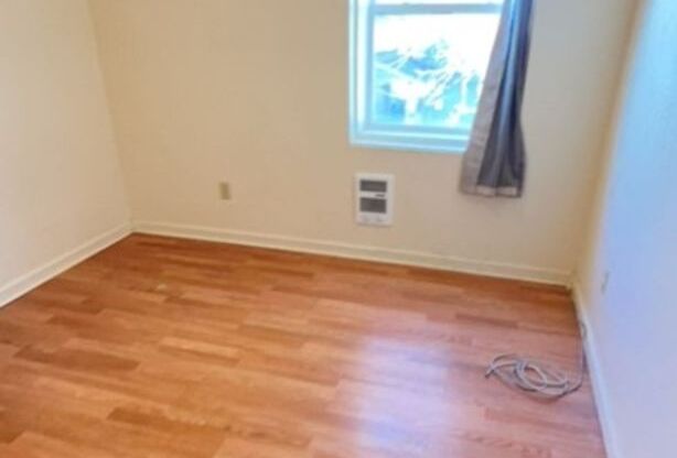 2 beds, 1 bath, $1,250, Unit #9