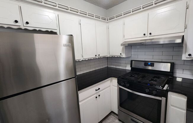 2 beds, 1 bath, $1,100, Unit 10