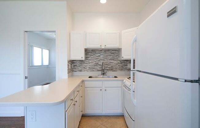 OPEN HOUSE: 10/4 9:30-10:30AM ~ Mission Hills: 1BR in Unique, Historic Building with Balcony!