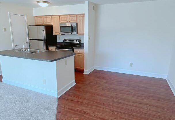 1 bed, 1 bath, 779 sqft, $1,600, Unit 902 #2D