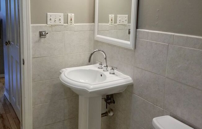 2bed1ba, Newly remodeled condo on 1st floor. On bus line.