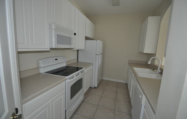 HALF OFF FIRST FULL MONTHS RENT! 3 Bedroom/2 Bathroom Condo in Brantley Terrace!