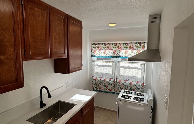 Studio, 1 bath, 450 sqft, $1,550, Unit 812 4/5