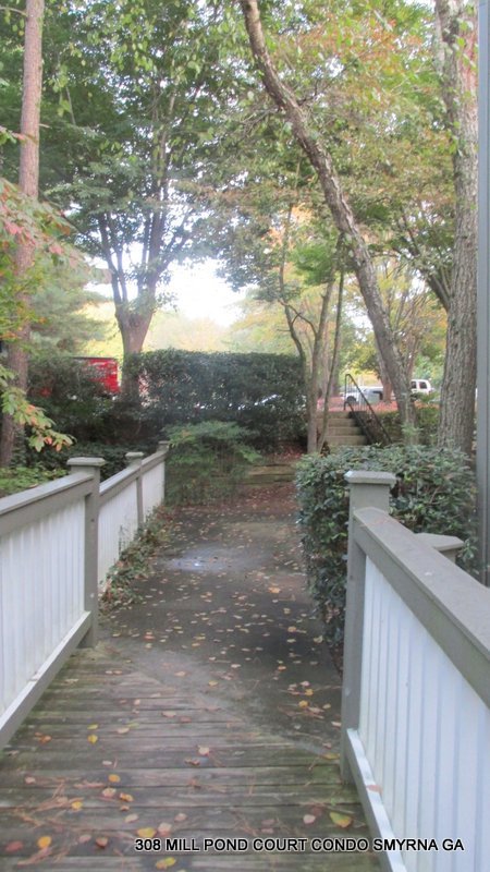 ENJOY THIS BEAUTIFUL CONDO NESTLED IN THE WOODS NEAR A FOUNTAIN WITH FAST/EASY ACCESS TO ATLANTA CITY LIFE,  DOWNTOWN AND THE AIRPORT!