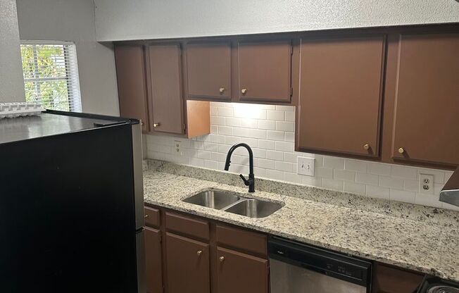 2 beds, 1.5 baths, $895, Unit 5B