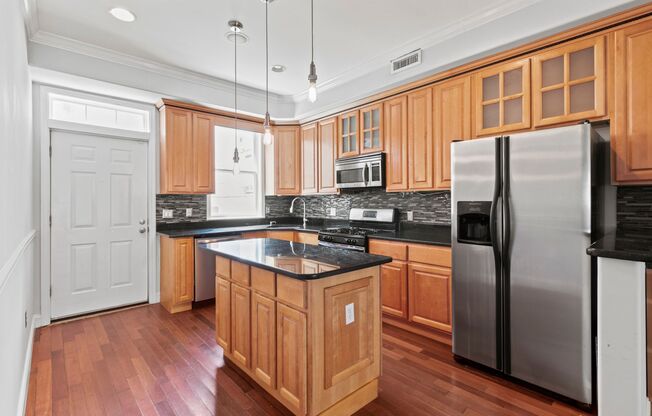 Large 3 BED 1.5 BATH HOUSE WITH A BACKYARD