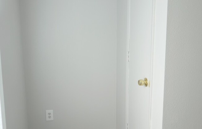 3 beds, 1 bath, $1,650, Unit 1756 Franklin Ave.- B