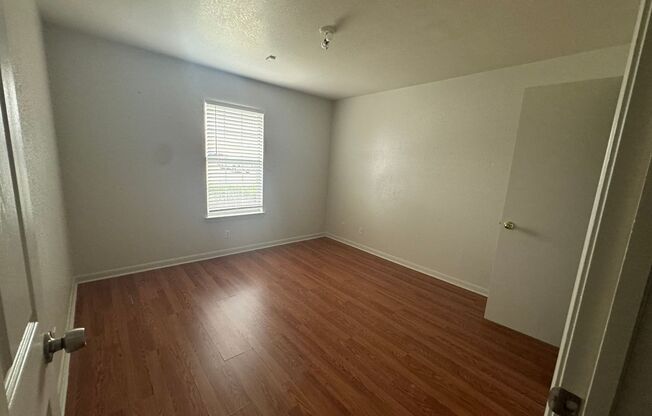 2 beds, 1 bath, 870 sqft, $1,000