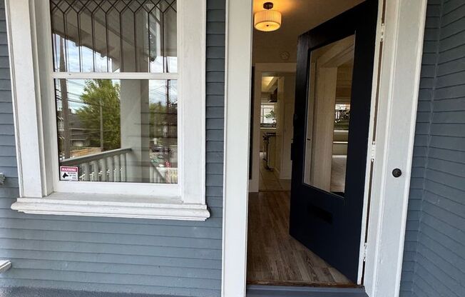 Warm & cozy 5 bed 2.5 bath home in the heart of QueenAnne in Seattle