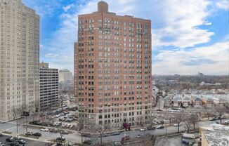 Spacious Condo Unit For Rent Facing Lake Michigan
