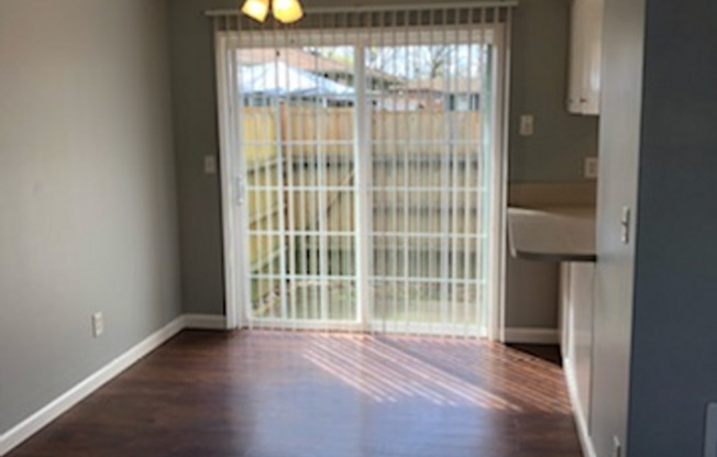 2 beds, 1 bath, 945 sqft, $1,575, Unit 037
