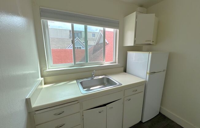A fine one bedroom only one block from Telegraph Ave