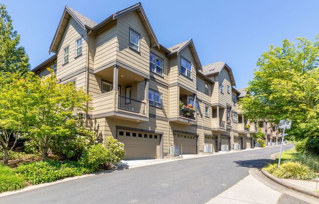 Must See! Luxury Townhome in West Sylvan Hills - Clubhouse/Pool/Garage!