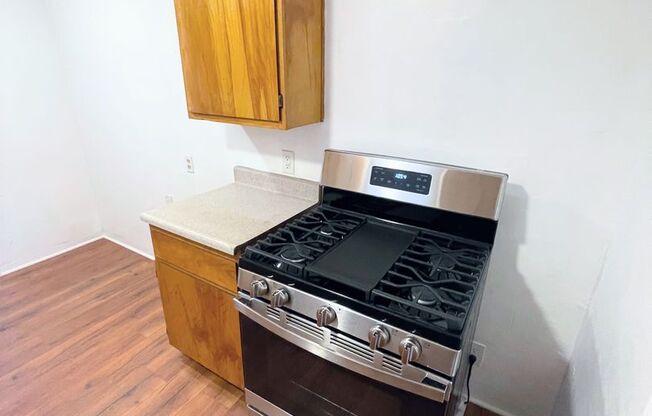 3bd/1ba home in Rosewood. Huge backyard and 2 car garage!!