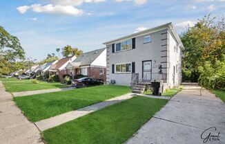 2 beds, 1 bath, $1,200, Unit 15472 Greenfield, Upper