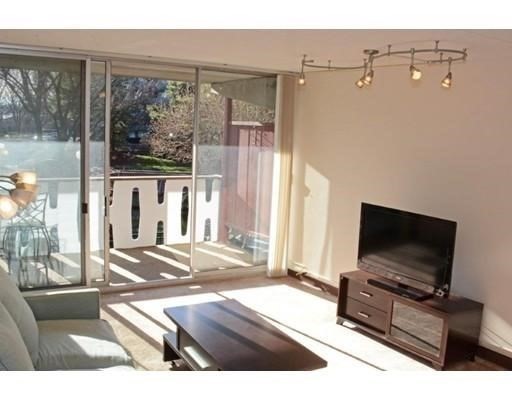 1 bed, 1 bath, 385 sqft, $1,800, Unit L6