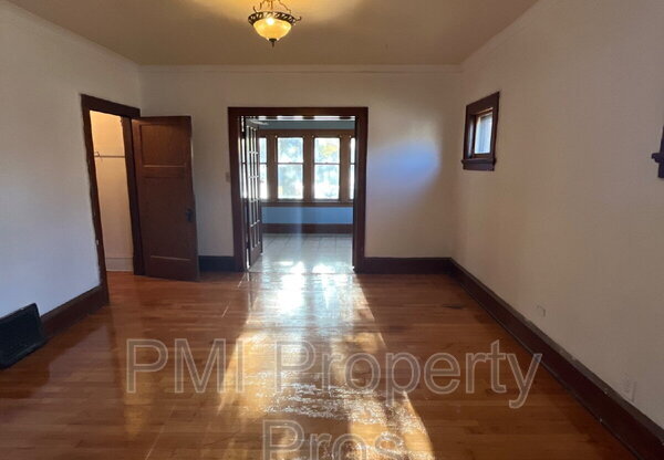 4572 LOWER W FOND DU LAC AVE