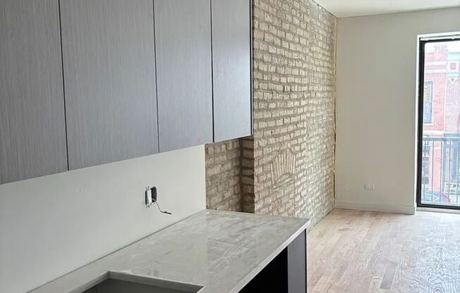 Brand new construction boutique elevator building right in the heart of Lincoln Park! Steps to restaurants like Galit and Yaya Cafe and just over a block to the red line Fullerton stop.