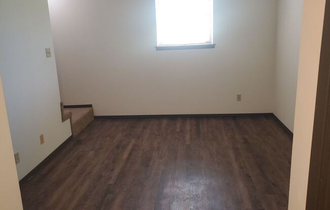 2 beds, 1 bath, 1,326 sqft, $900