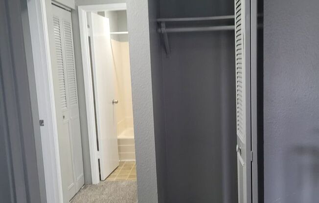 3 beds, 1 bath, 890 sqft, $1,700, Unit 505 H2