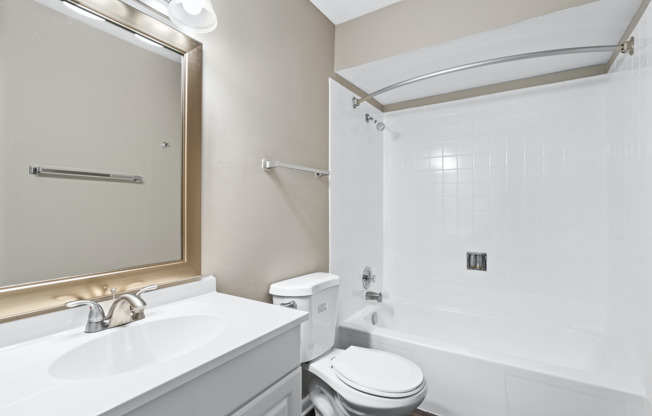 Full Bathroom |  Apartments for Rent in Woodridge, Illinois | The Townhomes at Highcrest