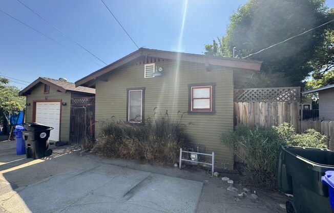 2 bed 1 bath Back house Bungalow in Upland for rent washer/dryer included