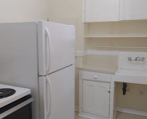 Studio, 1 bath, 430 sqft, $1,045, Unit 405
