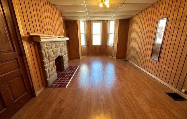 Cozy Two Bedroom Apartment! Great Oakland Location! Call Today!