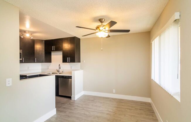 2 beds, 1 bath, $2,595, Unit 204