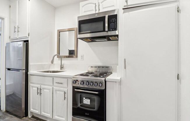 Studio, 1 bath, 395 sqft, $1,548, Unit 17