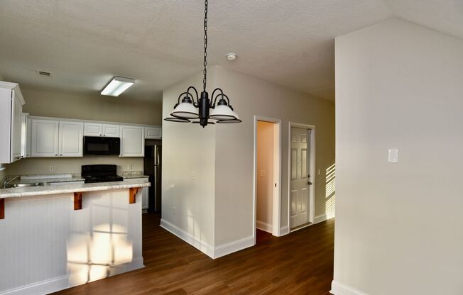 3 Br, 2.5 Ba Townhome In Richmond Hill