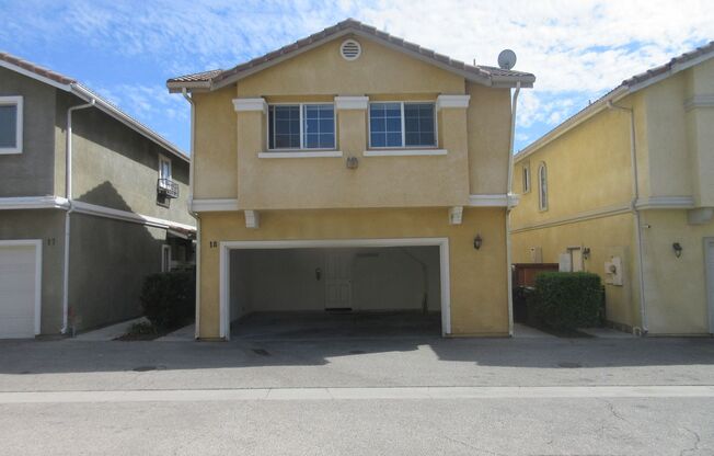 Wonderful 3 bedroom, 2.5 bath townhome on Dronfield in Polk Village complex