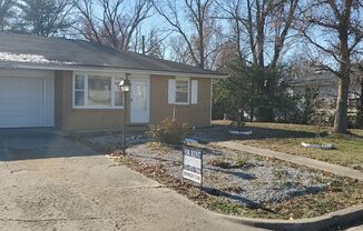 2bd, 1 ba duplex, central N Columbia near Paris Rd/Hwy 63, great shape, washer/dryer and mowing included