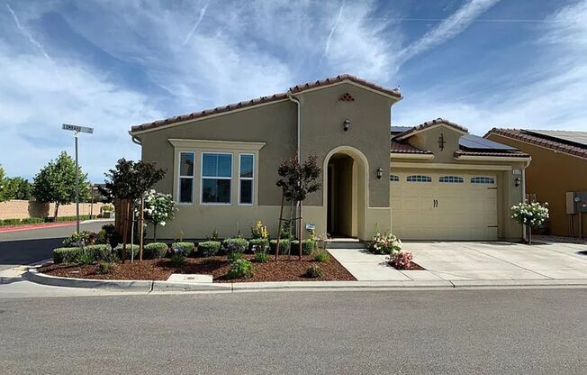 Modern and well appointment home in Clovis, stainless appliances, granite, solar and excellent amenities. Clovis schools. HOA Community.