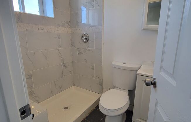 2 beds, 1 bath, $1,600, Unit 1F