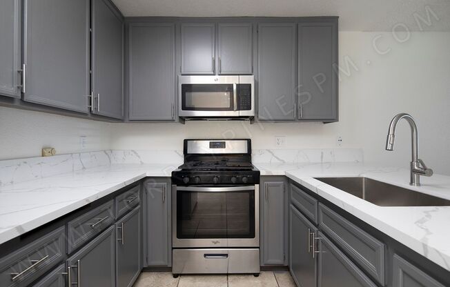 2 WEEKS FREE!!! 2 Br Townhome with W/D and Parking, 2 Blocks from Beach!
