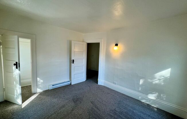 2 beds, 1 bath, $1,300, Unit C