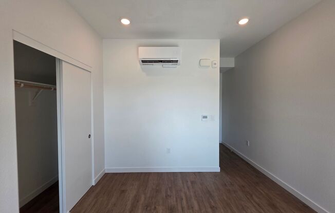 Studio, 1 bath, 327 sqft, $1,855, Unit 405