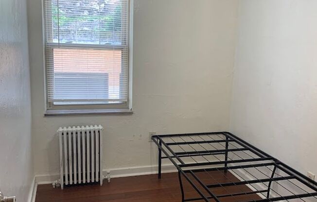 3 beds, 1 bath, $2,250, Unit 306D