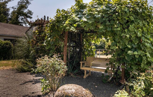 Sleeping loft off trendy Alberta St in NE Portland, washer/dryer included in the unit!!