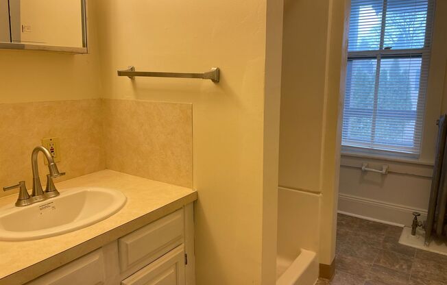 2 beds, 1 bath, $1,225, Unit 200 S. Broad St.- Apt. B