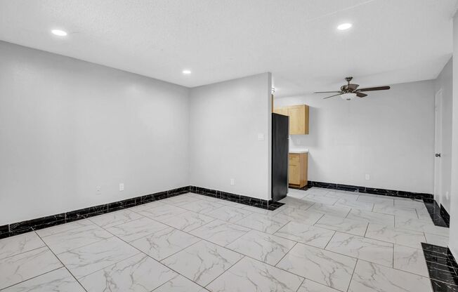 2 beds, 1 bath, 702 sqft, $1,150, Unit 8-1075