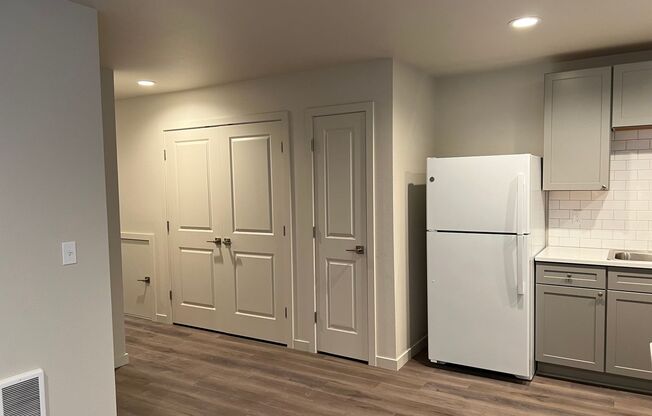 3 beds, 2.5 baths, 1,268 sqft, $1,850, Unit #28