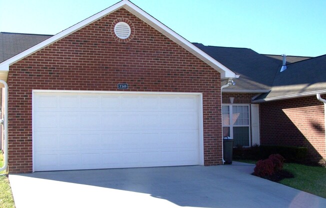 2 bed, 2 bath, 2 car garage ranch style townhouse in N. Knoxville