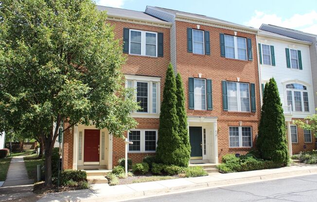 Lovely 3 Bedroom 2.5 Bath Townhome with Den Close to Van Dorn Metro in Summers Grove