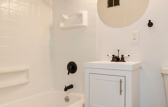 1 bed, 1 bath, 780 sqft, $1,695, Unit Hamrick 204