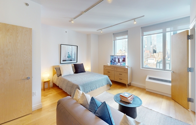 553 W 53 ST